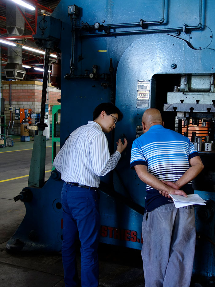 wertsicht – See Hwan Kim (wertsicht GmbH) at the inspection of a punch pressing machine in Port Elizabeth